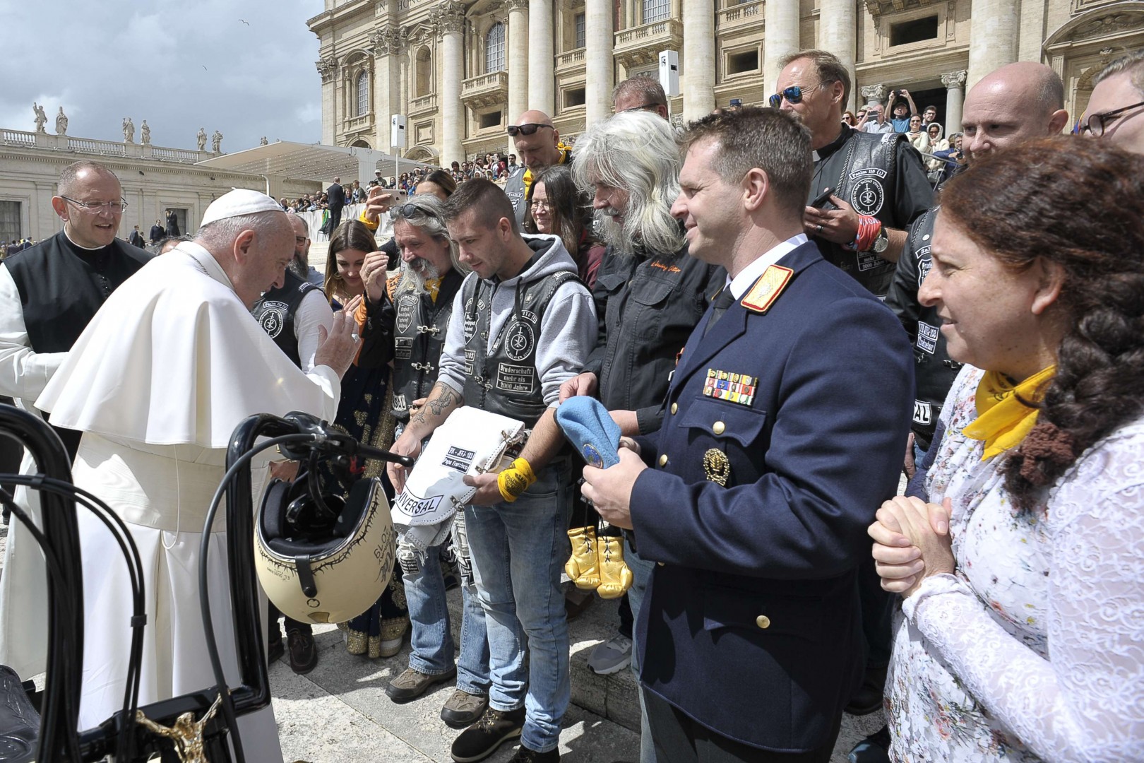 Papst-Harley-002-Segnung-Photo-Vatikan-und-Jesus-Biker-1.1920×1080-aspect
