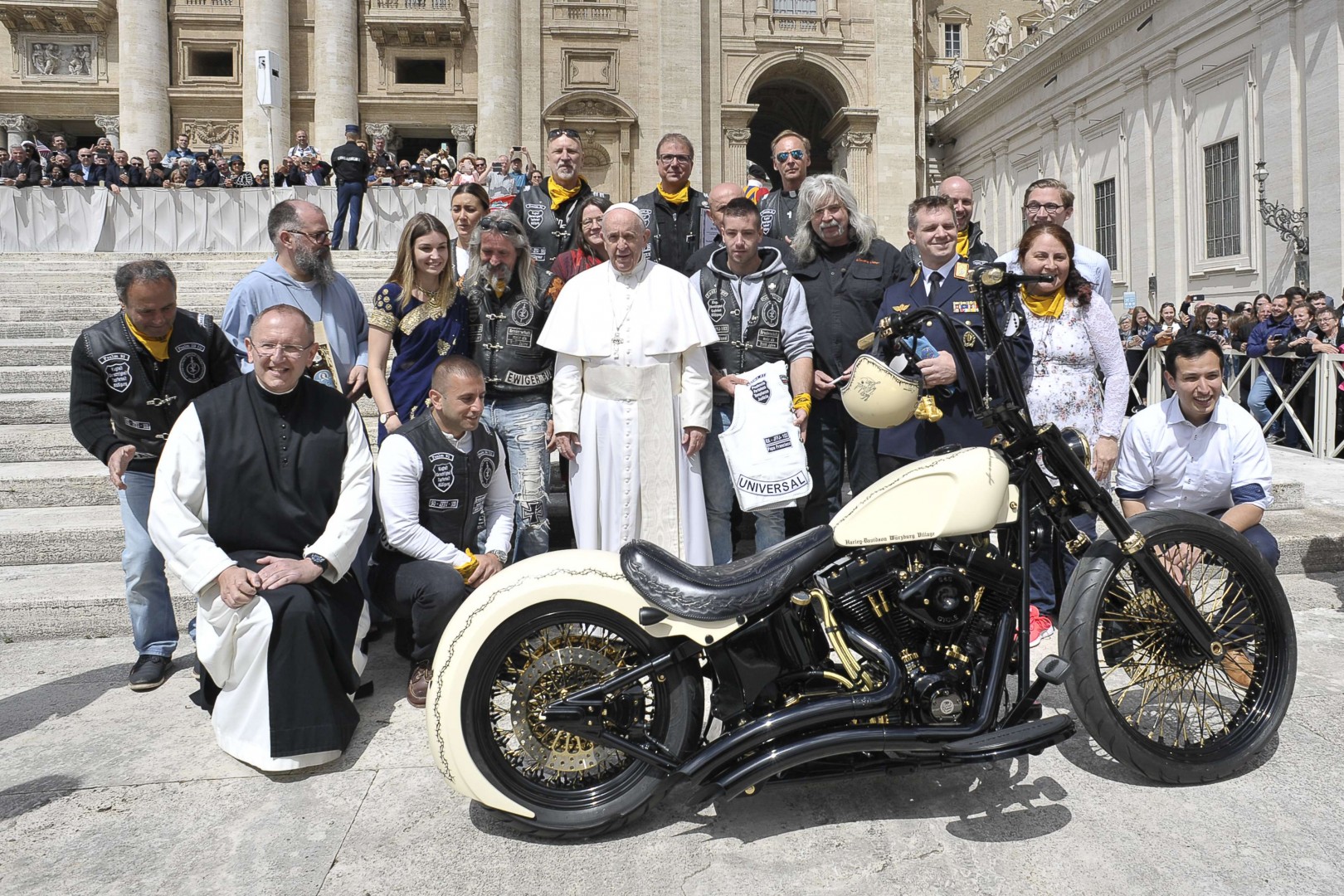 Papst-Harley-004-Gruppenbild-Photo-Vatikan-und-Jesus-Biker-1.1920×1080-aspect
